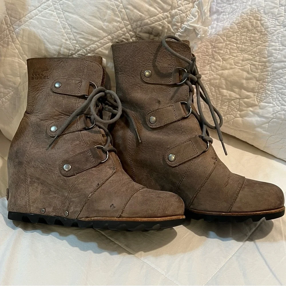 SOREL Joan of Arctic  distressed leather wedge booties size 8 - Picture 3 of 11